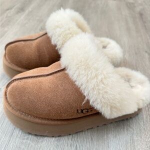 UGG Cream Shearling Lined Footwear size 5